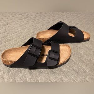 Birkenstock
Black two strap
Size 39